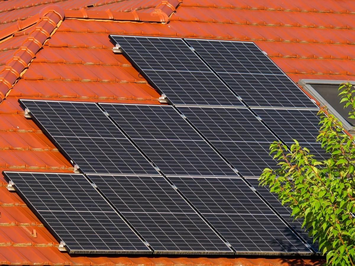Placas solares en un tejado de teja